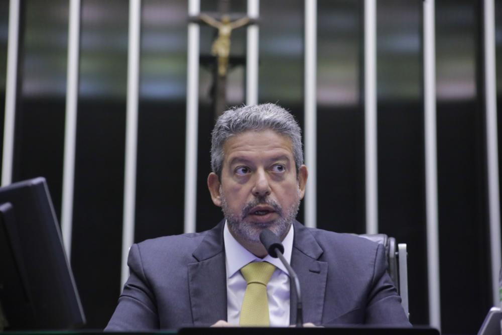 Lira vai ao STF para Câmara decidir sobre cassação em casos como o de Silveira 