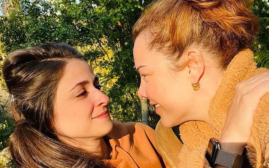 Atriz Fernanda Souza anuncia namoro com Eduarda Porto: 'Amor é amor'