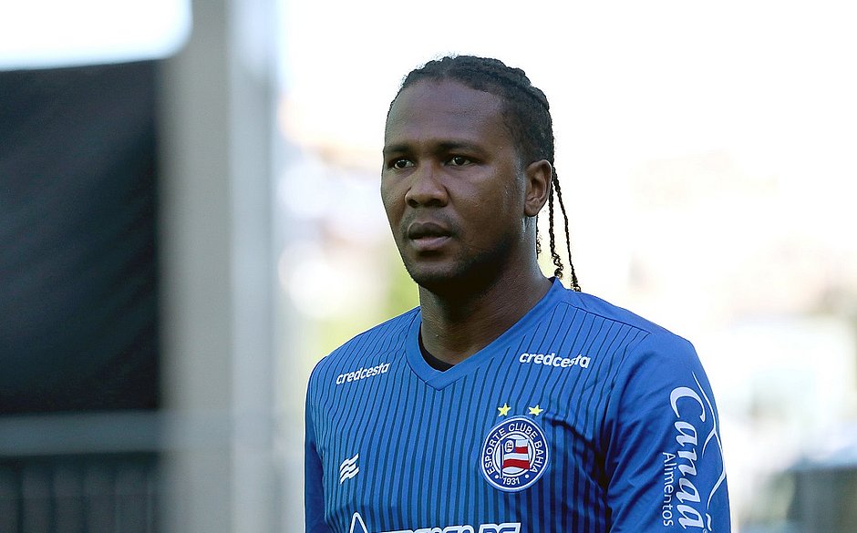 Artilheiro do Bahia, Rodallega é xingado por torcedor em festa