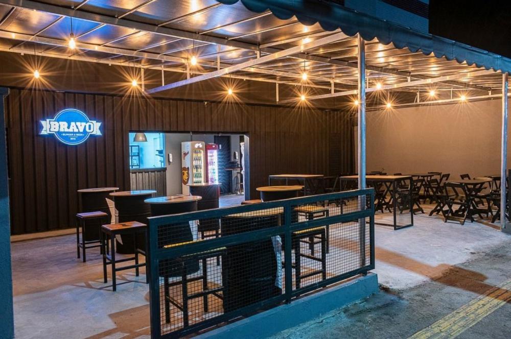 Hamburgueria é invadida e clientes são roubados na Pituba