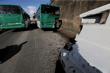 Acidente entre ônibus e caminhão deixa feridos na BR-324