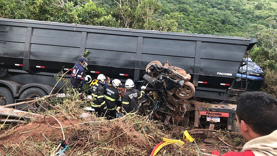 Acidente entre veículo de passeio e carreta deixa vítimas na BR-324