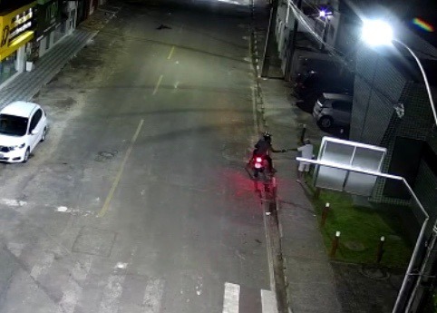 Câmeras de segurança flagram morador sendo assaltado há pouco metros de casa em Mata de São João