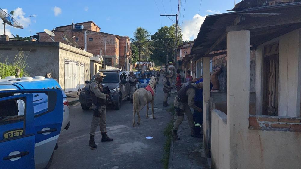Com apoio de helicóptero do Graer, PM faz operação na sede de Mata de São João 