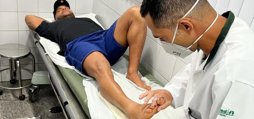 Tony Salles sofre acidente durante show e rompe ligamento do tornozelo 