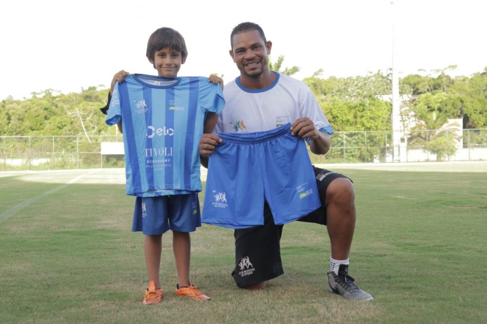 Prefeitura e ONG entregam uniformes a alunos no CT