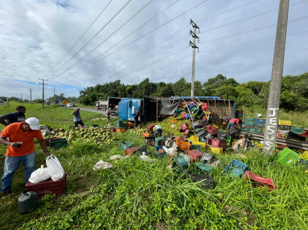 Caminhão com carga de laranja tomba na Via Parafuso em Camaçari 