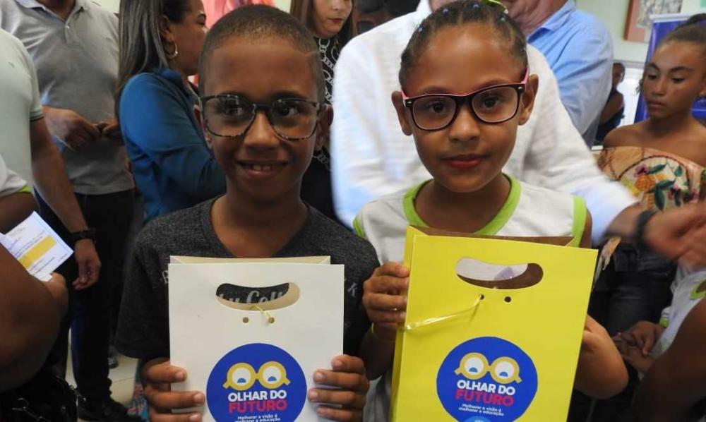 Programa de entrega de óculos a alunos tem início nas escolas de Mata de São João