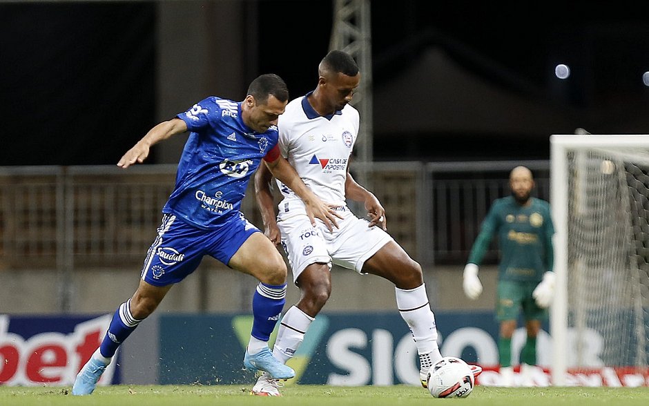 Maior ‘ladrão de bola’ do Bahia, Rezende se firma entre os titulares com boas atuações
