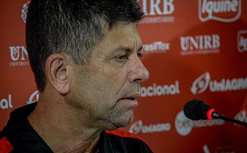 Fabiano Soares critica condicionamento físico do Vitória, mas elogia postura