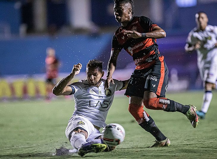 Vitória empata sem gols e segue na zona de rebaixamento da Série C