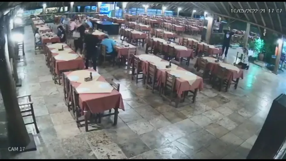 Cliente é espancada por ladrões em restaurante de Lauro de Freitas; vídeo