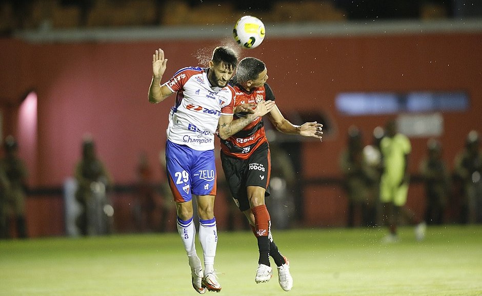 Fabiano Soares elogia atuação do Vitória e lamenta chances perdidas em eliminação