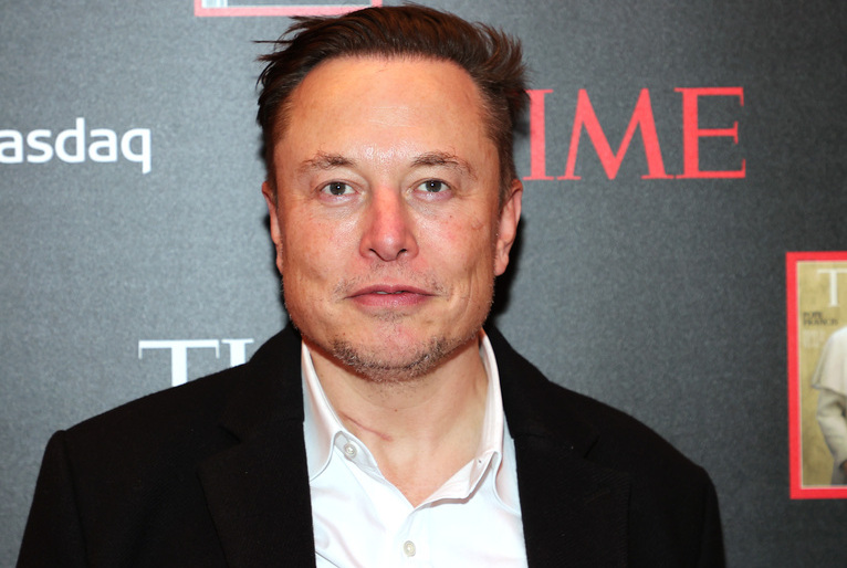 Elon Musk anuncia que compra do Twitter está suspensa temporariamente