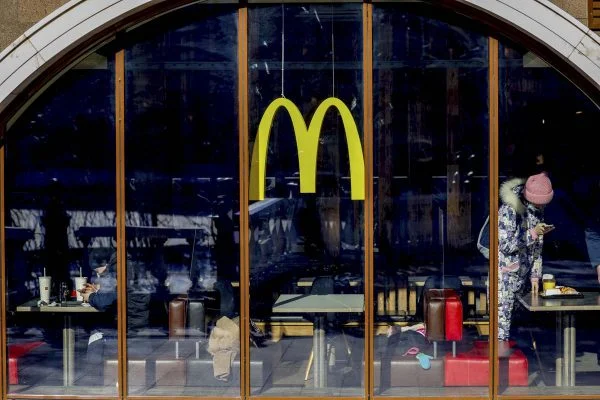 McDonald's anuncia saída da Rússia em retaliação à guerra na Ucrânia