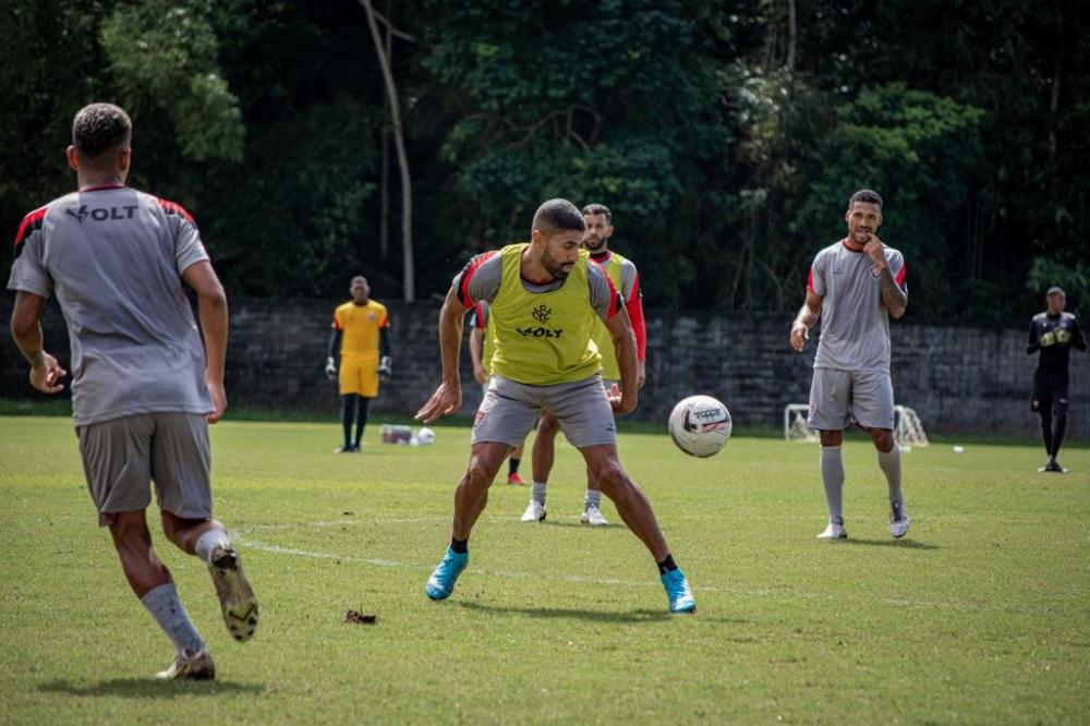 Tréllez sente dores, é vetado e Fabiano Soares treina o Vitória com mudanças entre titulares; veja