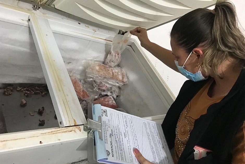 Prefeitura de Feira interdita frigorífico por comercializar carne vencida