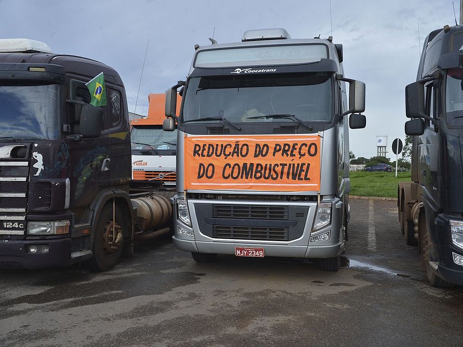 Bolsonaro reduz gatilho do diesel que autoriza revisão da tabela do frete