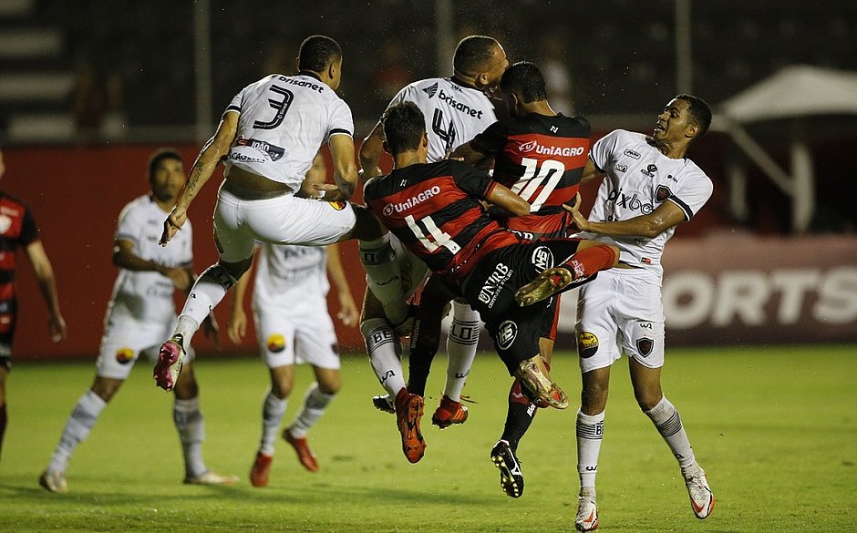 Técnico do Vitória critica gol, aceita vaias e promete mudanças