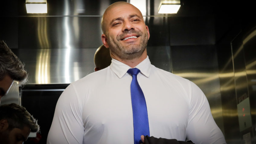 Daniel Silveira diz não usar mais tornozeleira após indulto 
