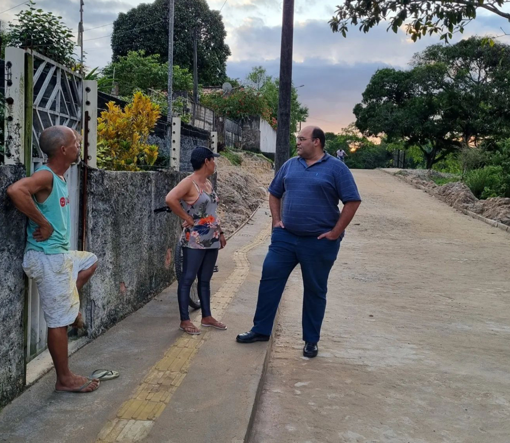 Alberto Castro visita obras de pavimentação no bairro Isaura 