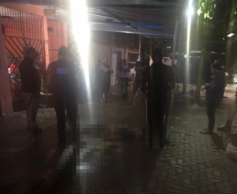 Jovem é morto a tiros enquanto jogava dominó; dois homens são baleados 