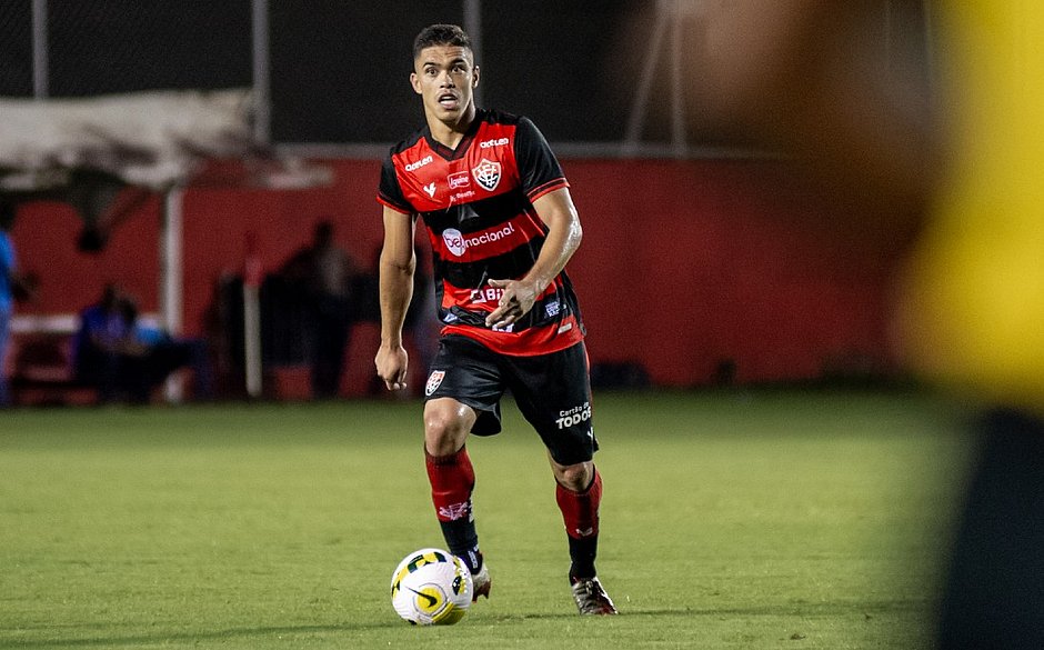 Danilo ganha chance como titular na zaga e marca gol da vitória