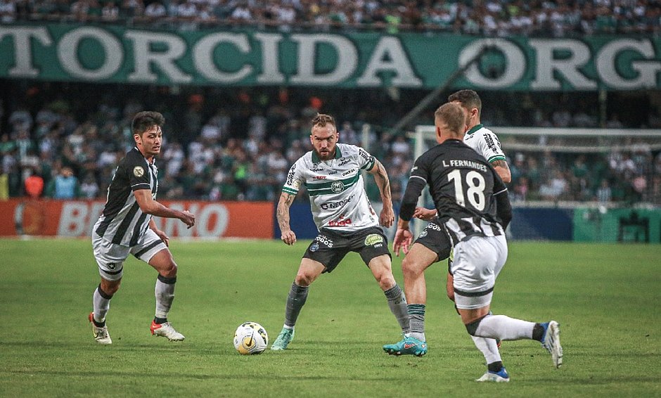 Coritiba vence o Botafogo e se mantém 100% em casa no Brasileirão