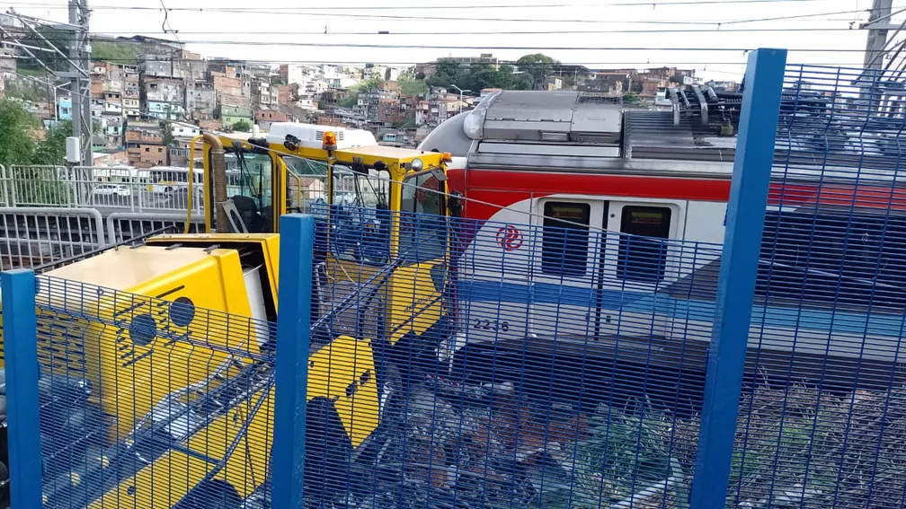 Vagão do metrô descarrila e tomba em Salvador
