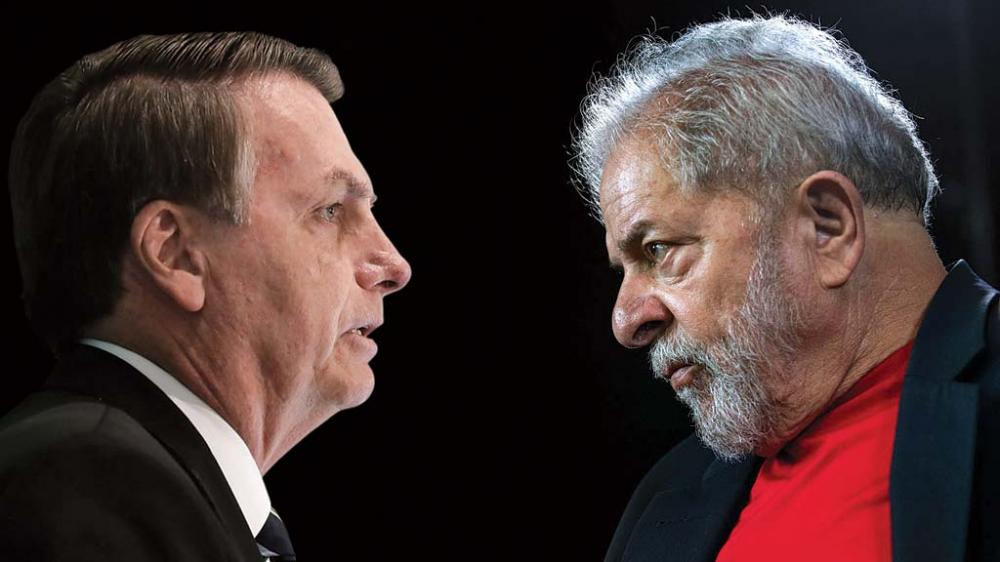 Bolsonaro debocha de Lula ao mostrar o que o petista faria na Presidência