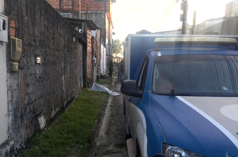 Dias d'Ávila: homens encapuzados arrombam casa e matam jovem a tiros 