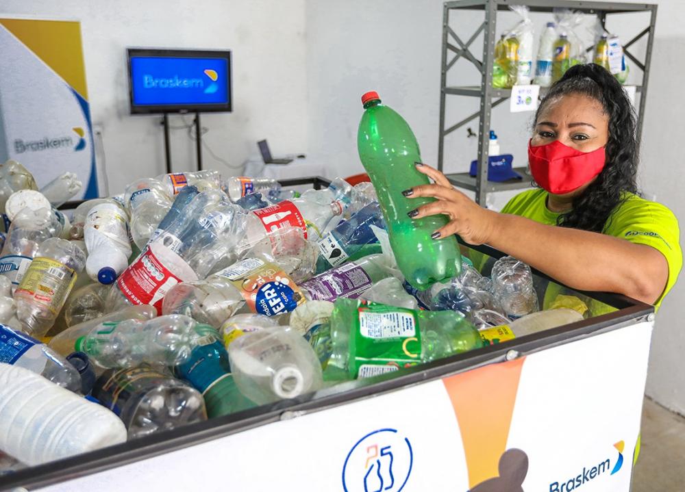 Ação sustentável promove troca de plásticos recicláveis por alimentos e itens de higiene em escolas de Dias d’Ávila