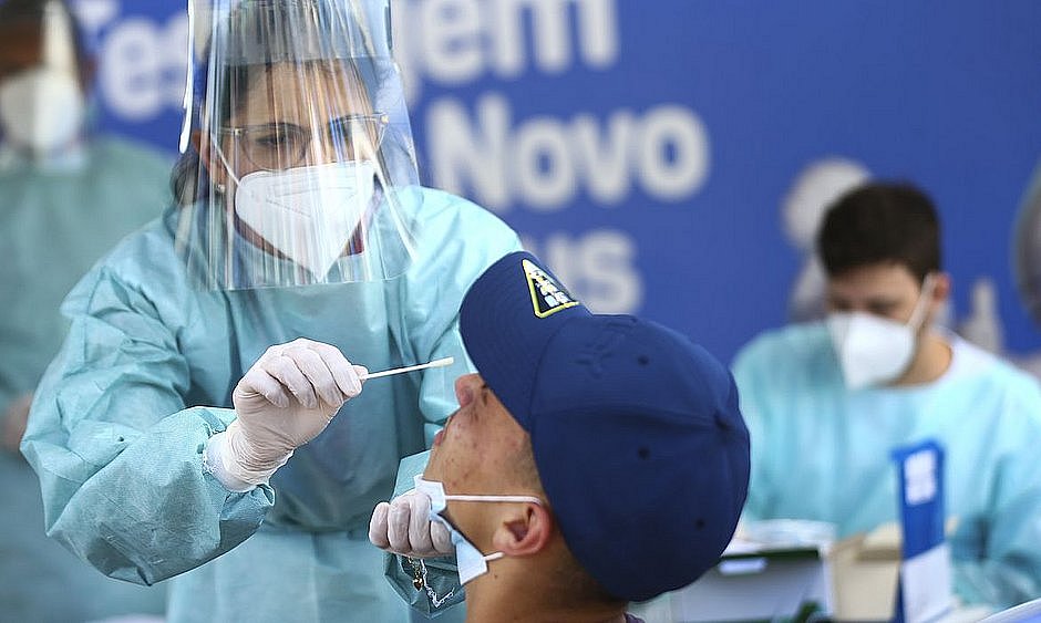 Covid: média móvel de casos dobra em 2 semanas e volta ao nível de final de março