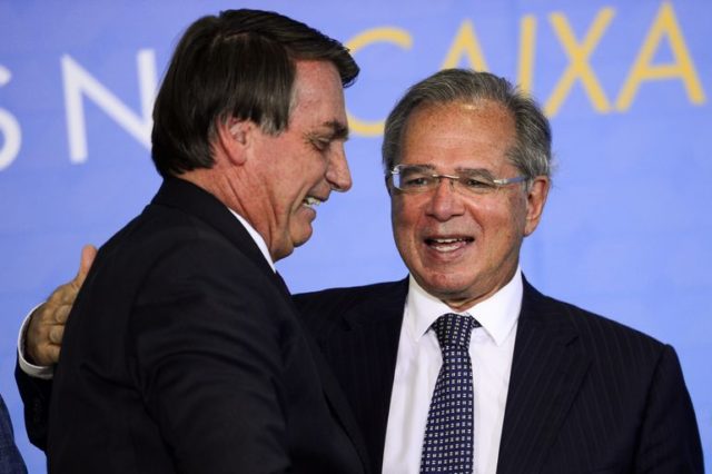 Bolsonaro fala sobre pressões para demitir Paulo Guedes