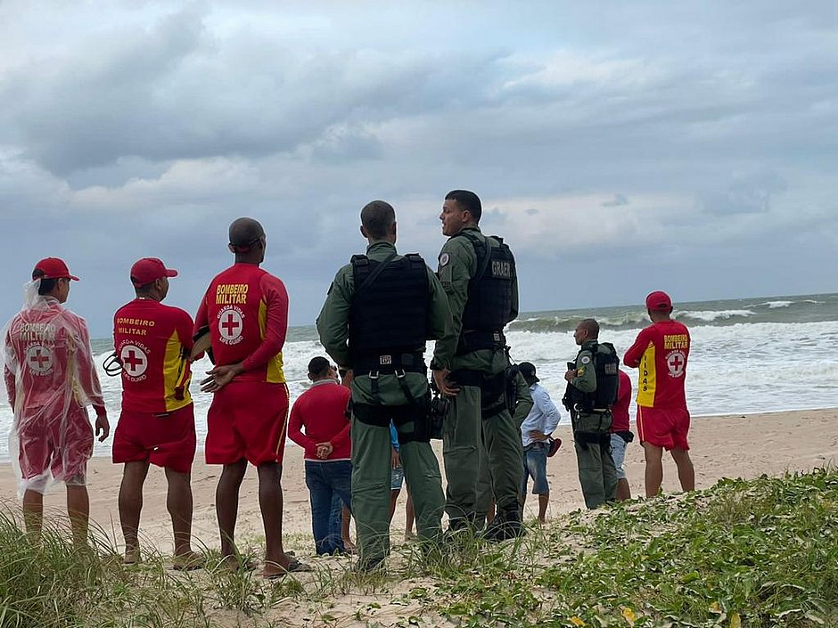 Dois homens morrem afogados em praia de Camaçari
