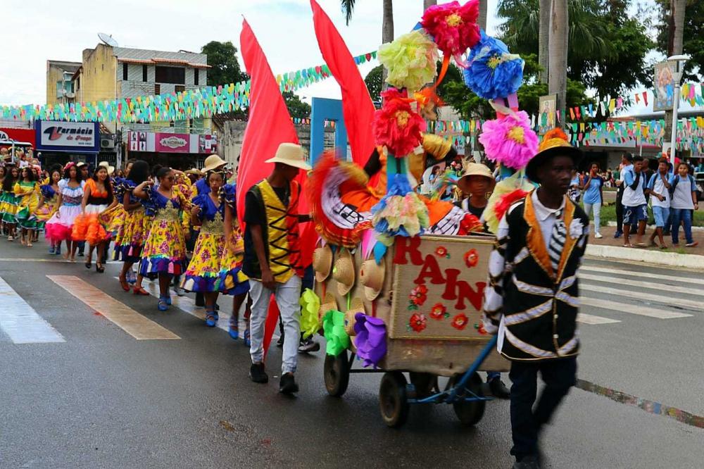 Escolas de Mata de São João comemoram a cultura popular das festas juninas com desfile