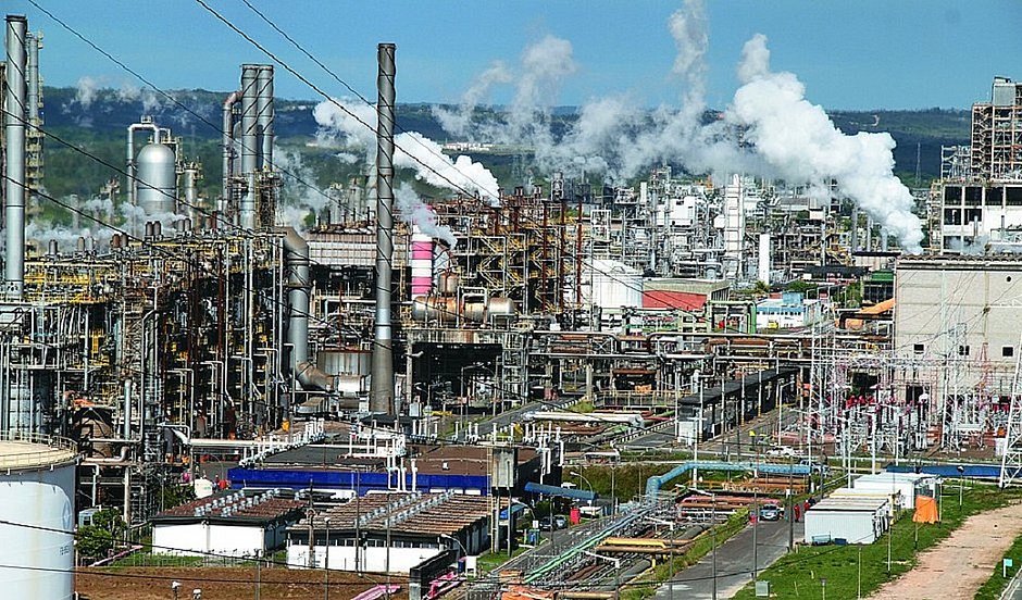 Indústria e serviços fazem PIB baiano crescer 2,8% e superar registro nacional
