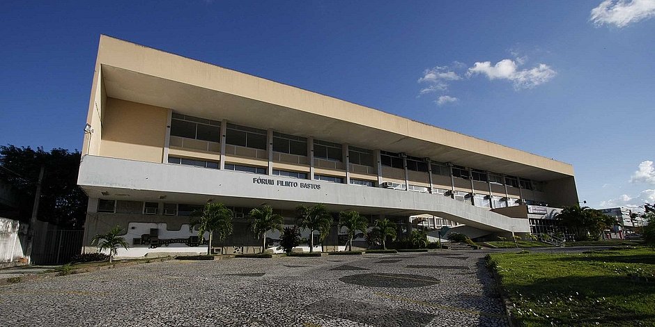 Mulher é condenada a 18 anos de prisão por matar dentista em Feira de Santana