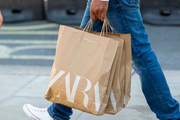 Zara passa a cobrar por sacola de compras e revolta clientes