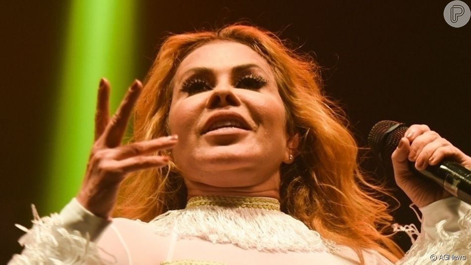 Após 5 dias internada por inchaços e gastrite, Joelma recebe alta
