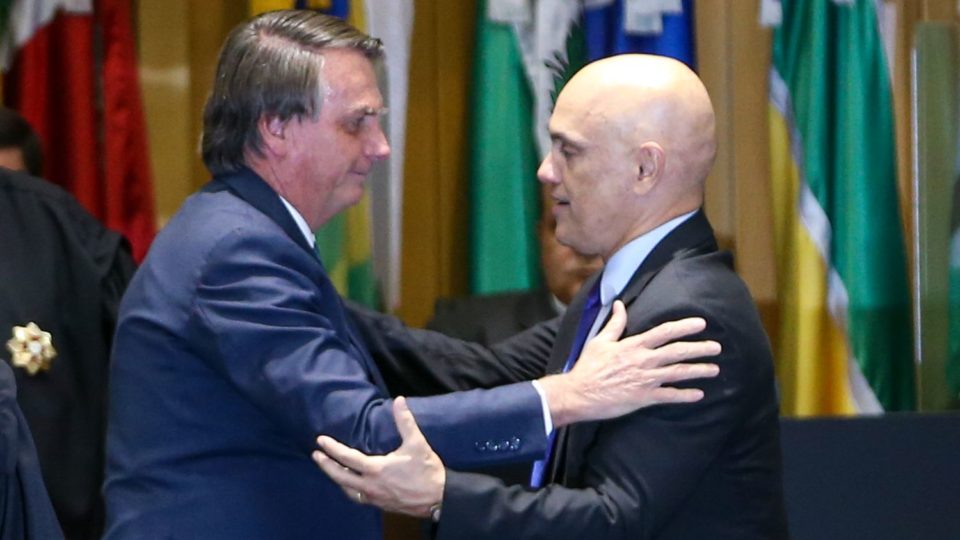 Bolsonaro diz que fez acordo com Moraes por fim de inquérito
