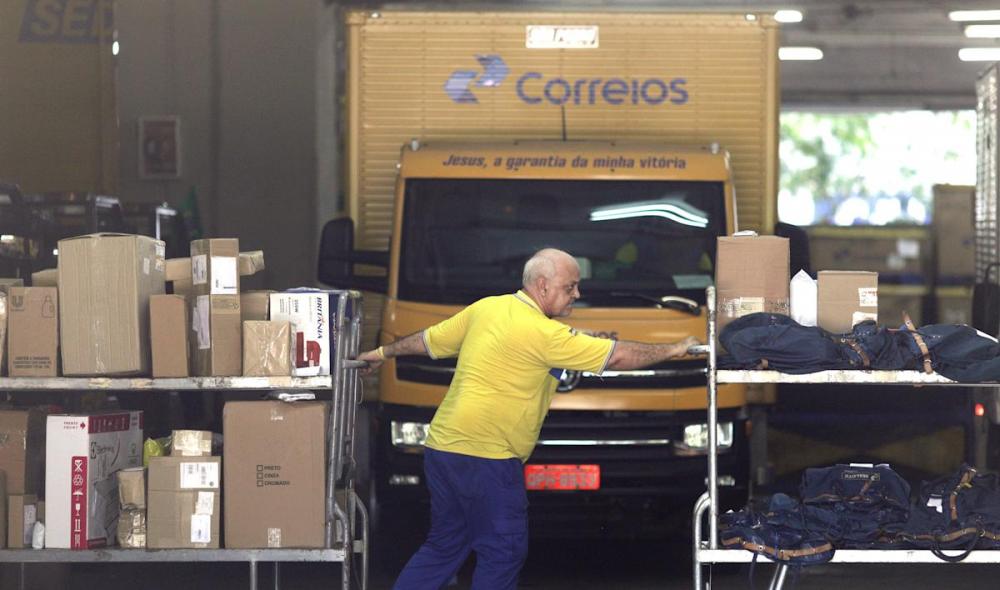 Carteiros trabalham para cobrir rombo do PT no fundo de pensão dos Correios