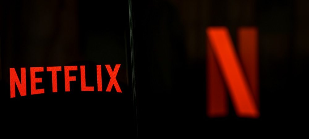 Dois atores de série da Netflix morrem em acidente de van no México