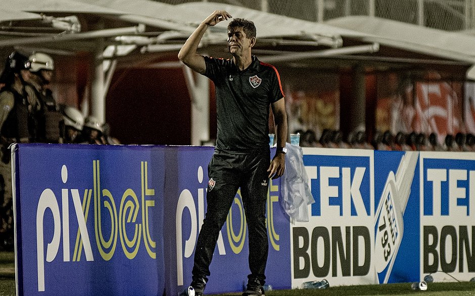 Fabiano Soares é demitido após derrota do Vitória para o Botafogo-SP