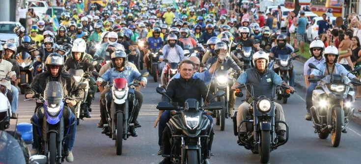 Bolsonaro leva multidão às ruas durante motociata em Manaus