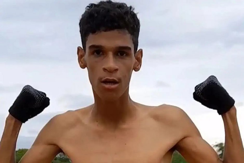 Em live, Luva de Pedreiro anuncia pausa nos vídeos e preocupa fãs