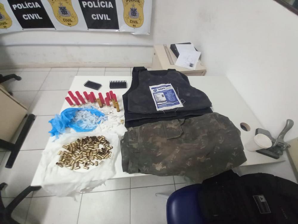 Coletes e munições são apreendidos em operação da Polícia Civil em Mata de São João