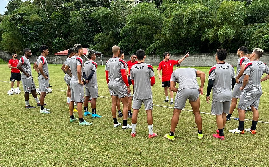 João Burse chega em Salvador e comanda primeiro treino no Vitória