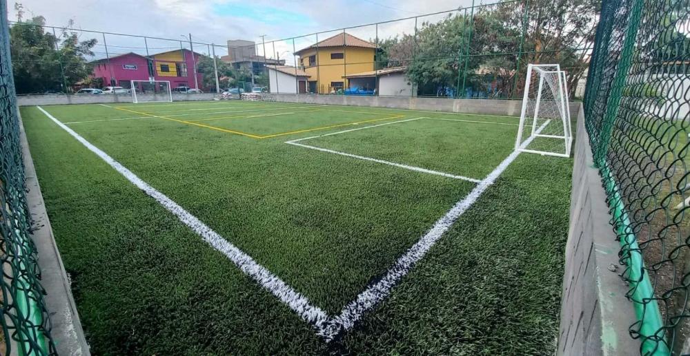Comunidade da Praia do Forte recebe campo de grama sintética