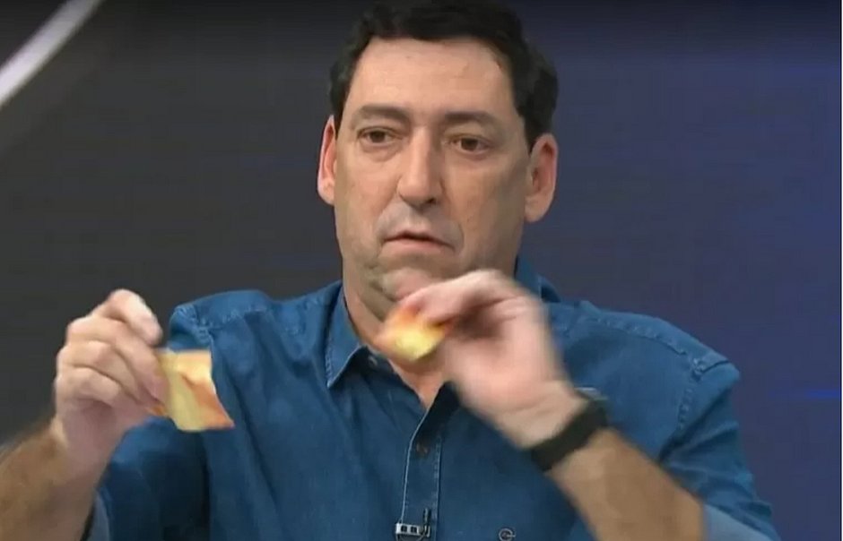 PVC rasga dinheiro ao vivo ao criticar gastos do Flamengo: 'Colo depois'